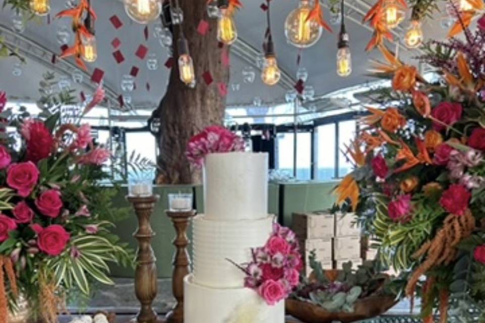 Bolo com flores e textura