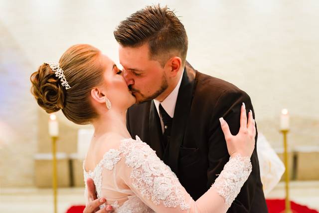 O beijo dos noivos na igreja