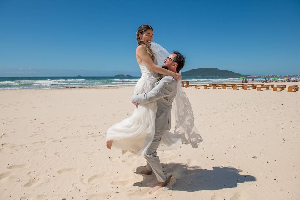 Noivos comemorando na praia