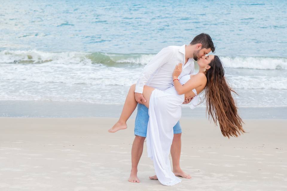 Beijo dos noivos na praia