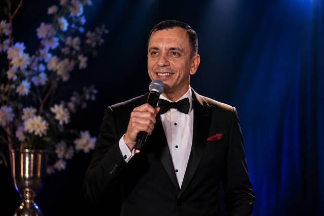 Marcio Santos Sings