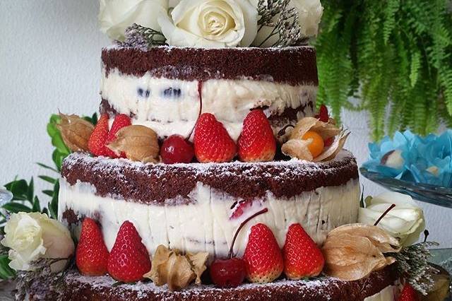 Naked Cake com flores naturais