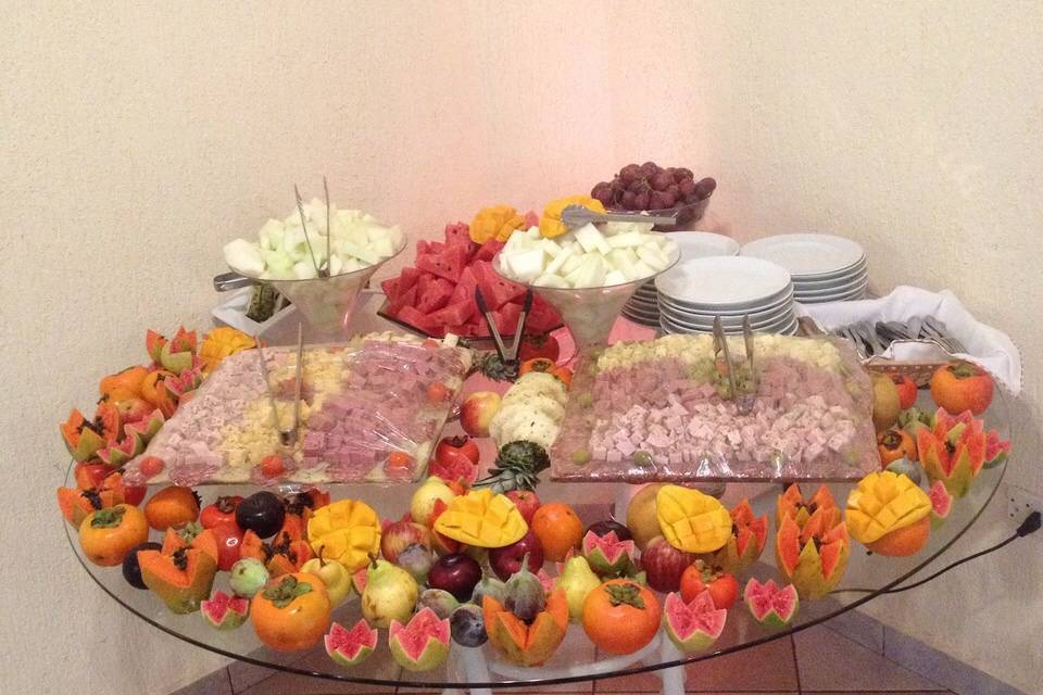 Mesa de frios e frutas