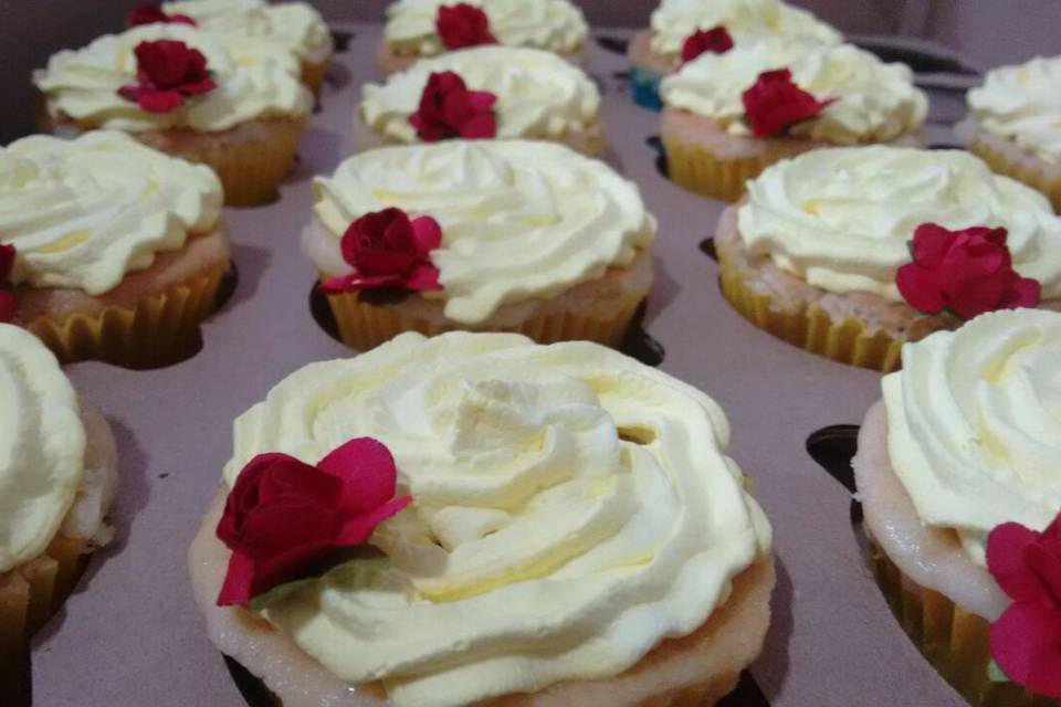 Cupcake de chantilly com flor