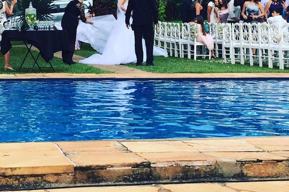 Casamento ao lado piscina