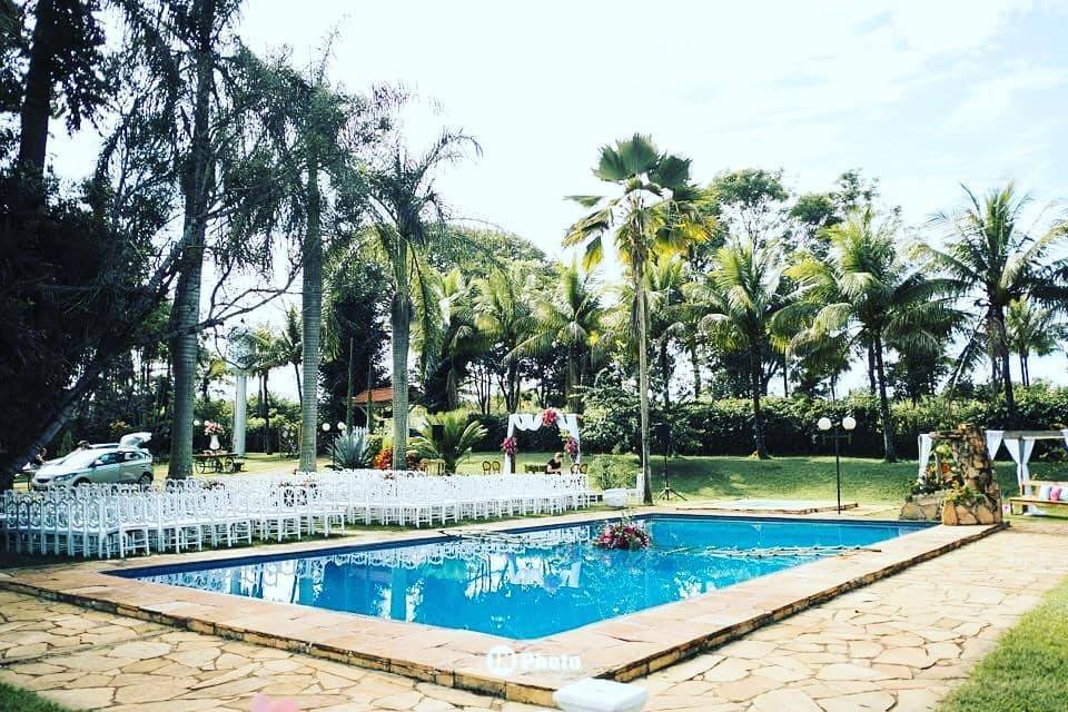 Vista da piscina já decorada