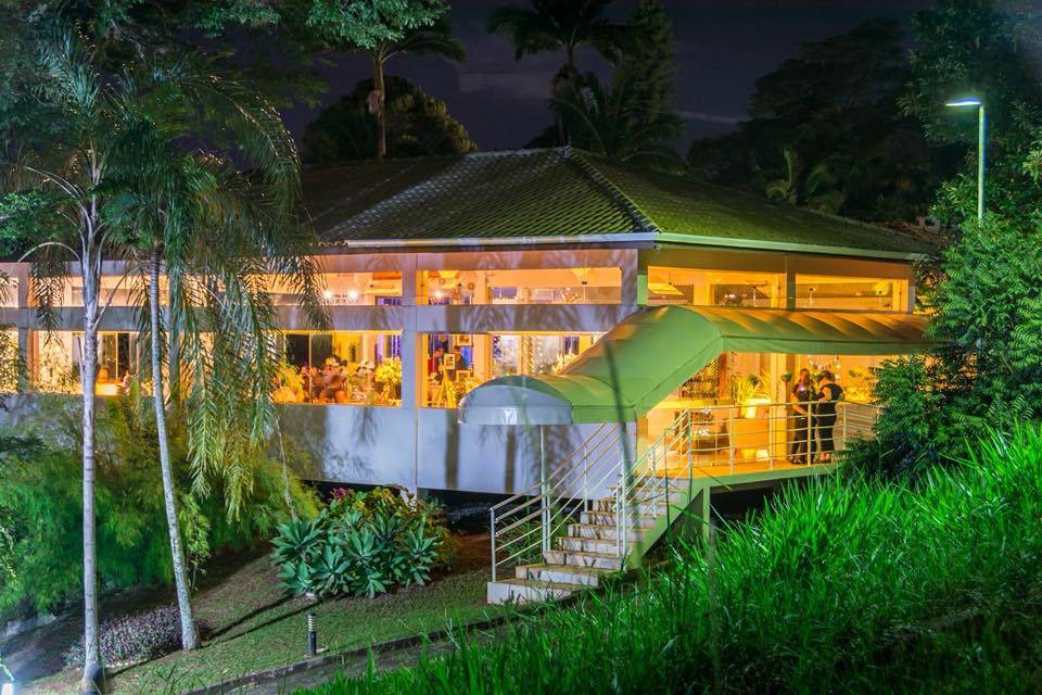 Casamento ao lado da piscina