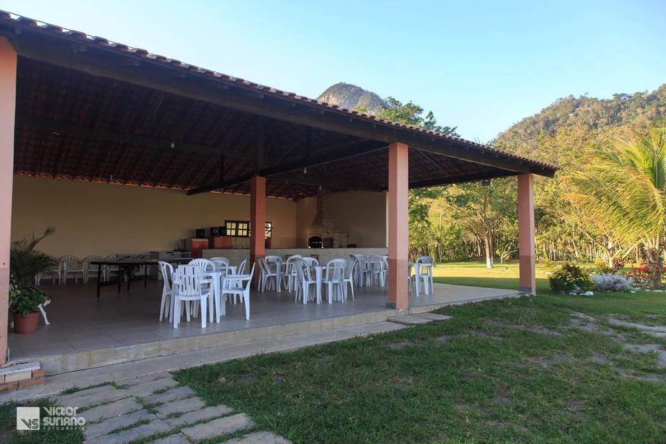 Espaço coberto e churrasqueira