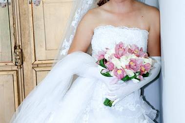 Vestido de noiva e buquê