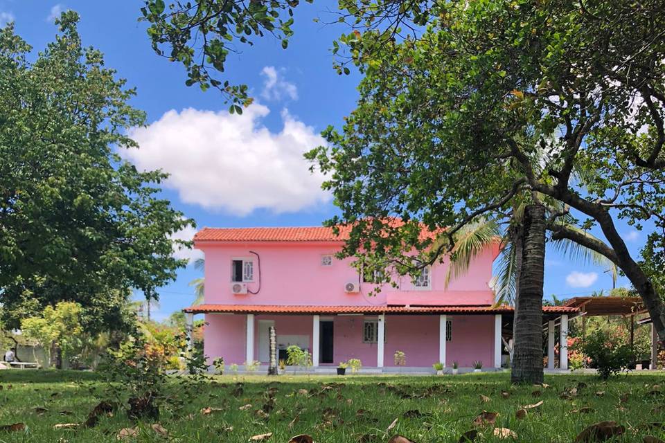 Fundo da casa rosada