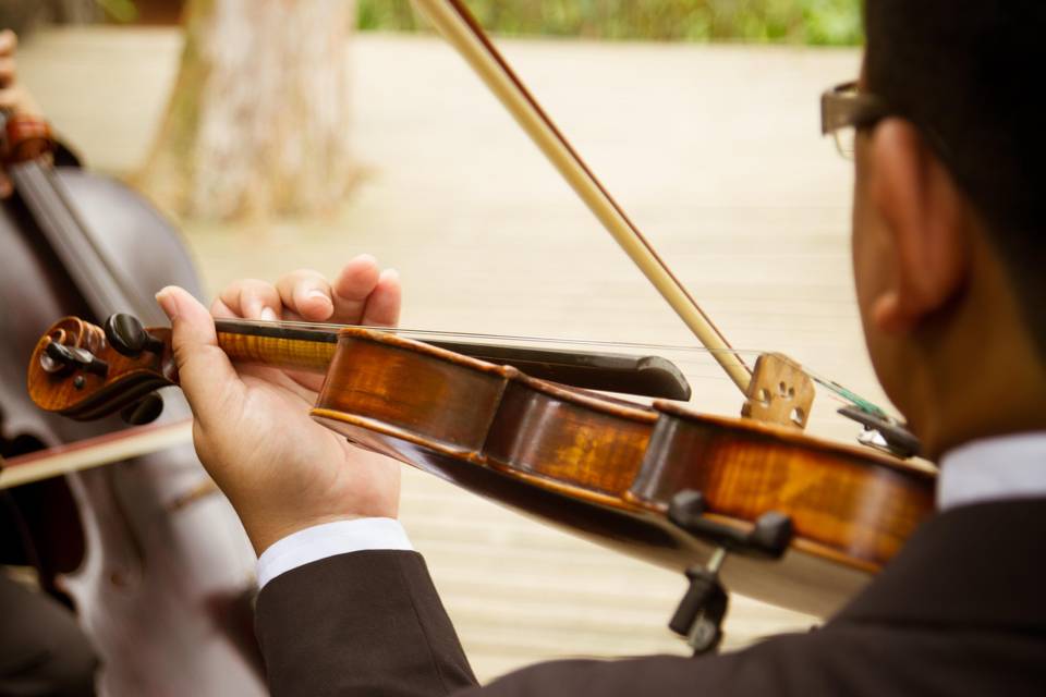 Homem Aprendendo Música Online Foto de Stock - Imagem de