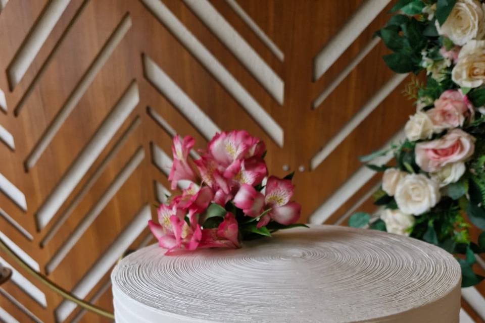 Bolo de casamento com flores