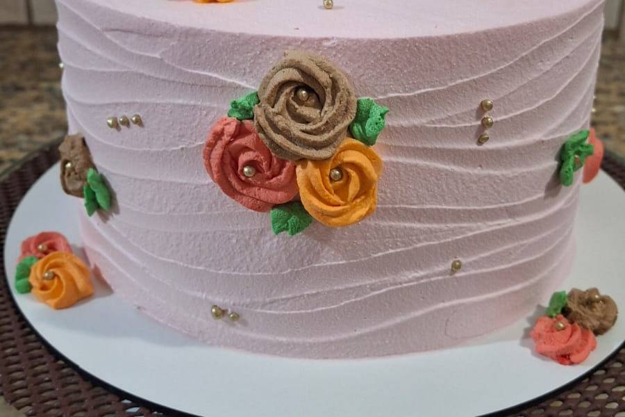 Bolo com rosetas
