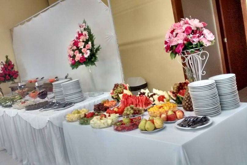 Mesa de comidas e frutas