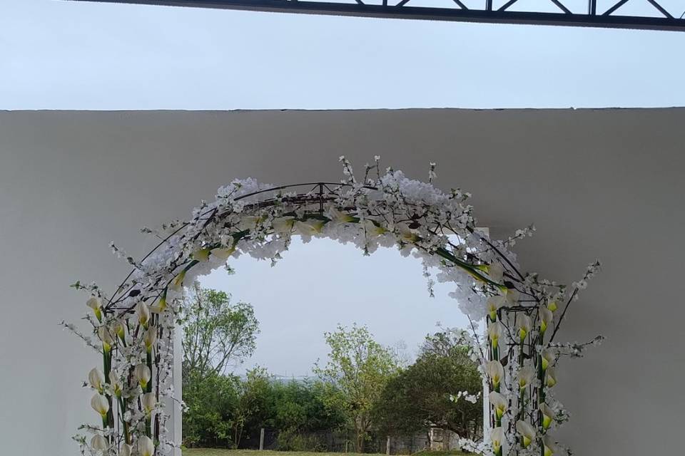 Um portal em dia de chuva