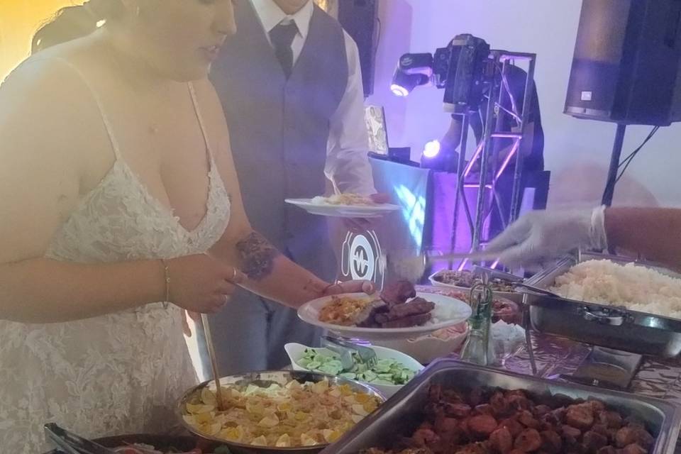 Um buffet de churrasco