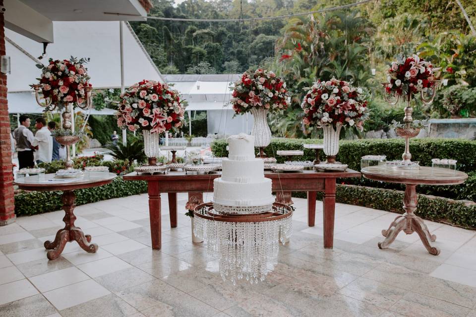 Bolo e mesa de doces