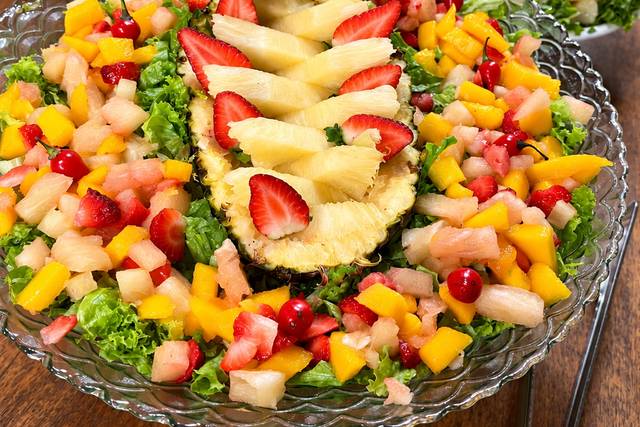 Salada tropical com abacaxi