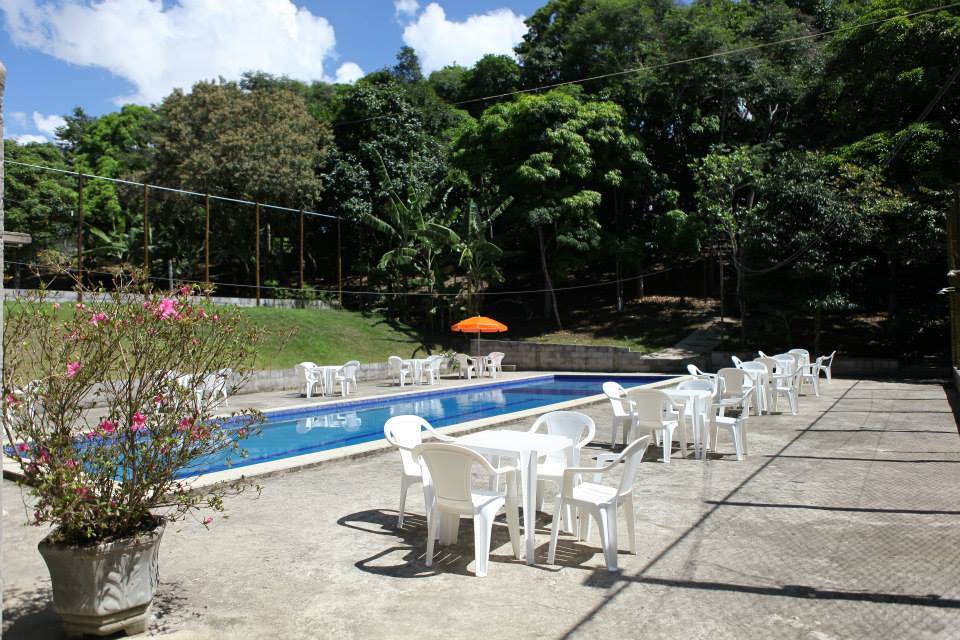 Vista a noite do bar na piscin