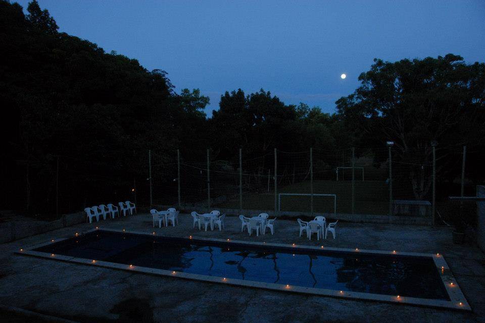 Vista a noite do bar na piscin