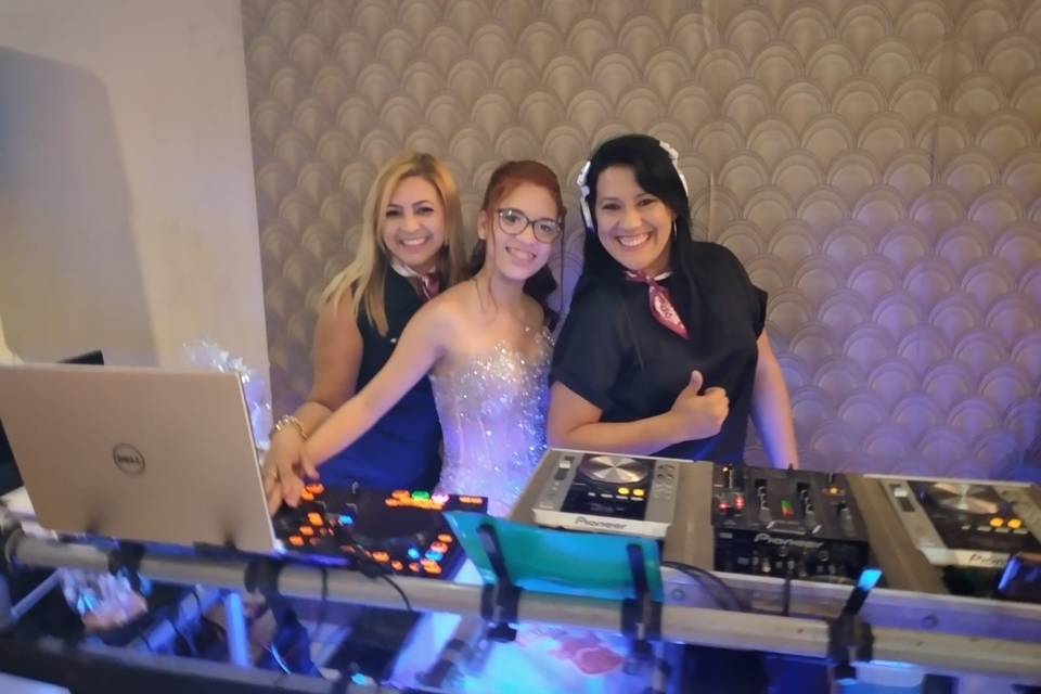 Debutante no set da dj