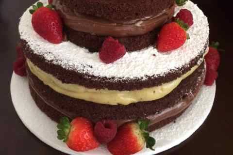 Naked Cake trufado de morango