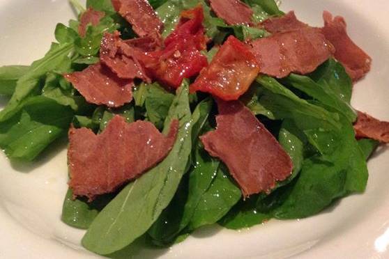 Salada de rúcula com bresaola