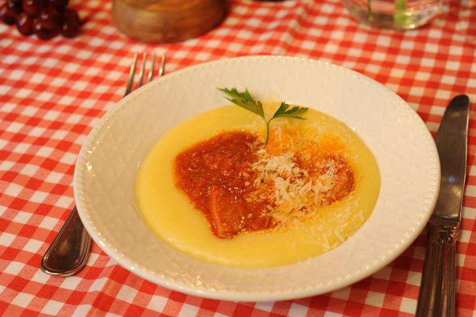 Polenta com ragu de carne