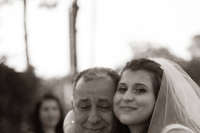 Filha abraça pai chorando