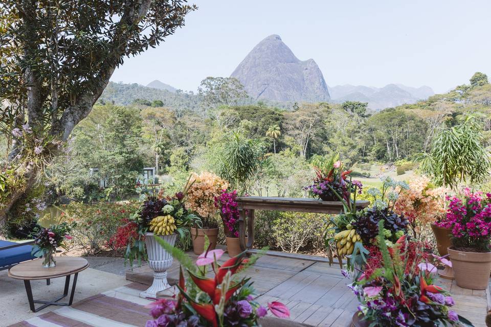 Cerimônia em frente ao jardim