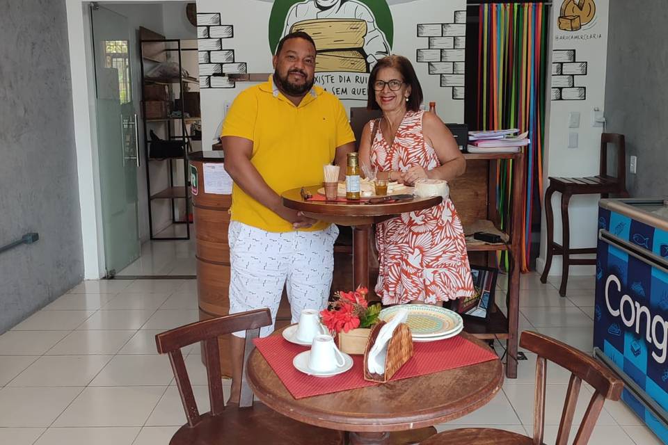 Casal de Noivos Vistando a LOj