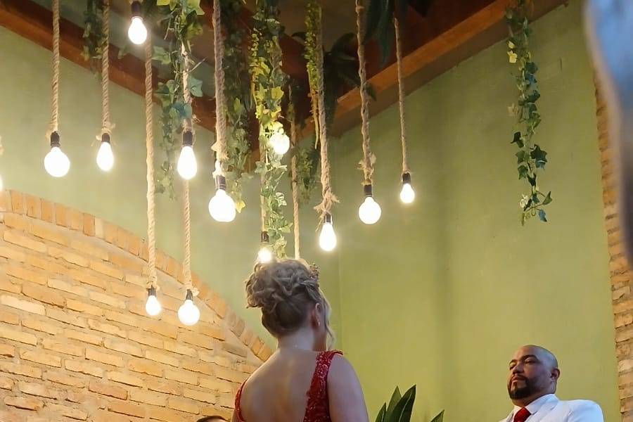 A noiva de vestido vermelho