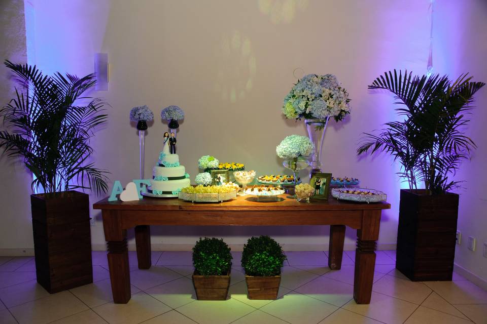 Mesa de bolo e arranjos