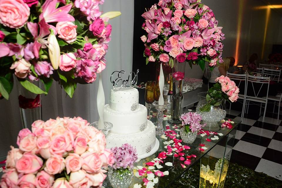 Arranjos florais e mesa de bolo