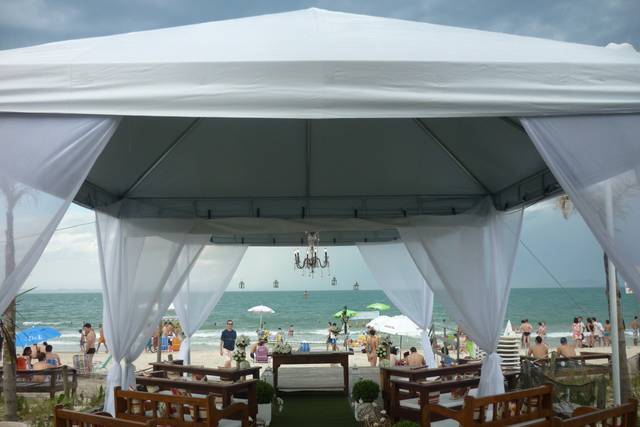 Tenda piramidal branca