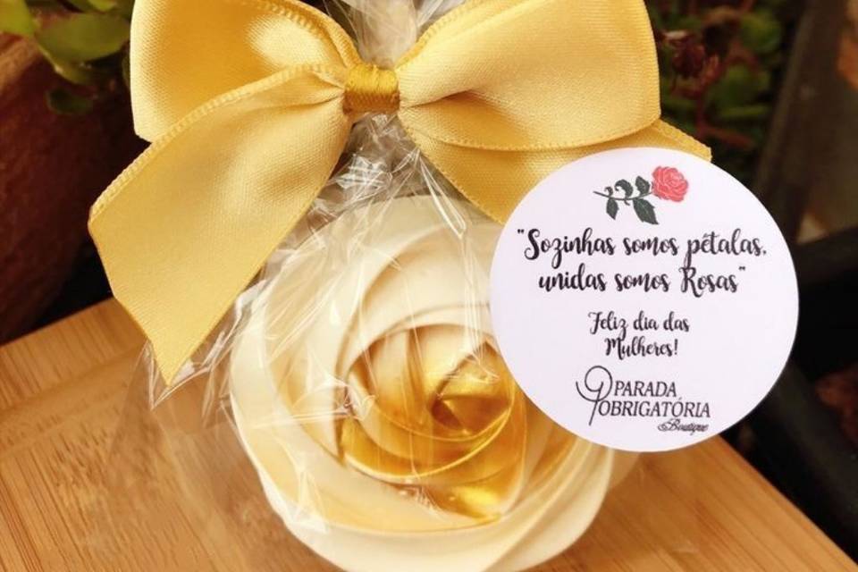Lembrancinhas roseta dourada