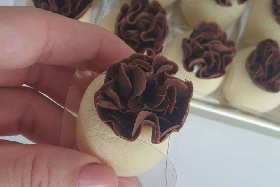Brigadeiro branco com flores
