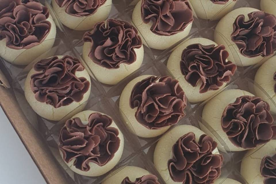 Doces com flores de marsala