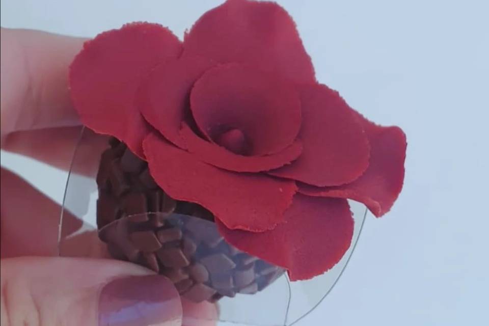 Brigadeiro com rosa comestível