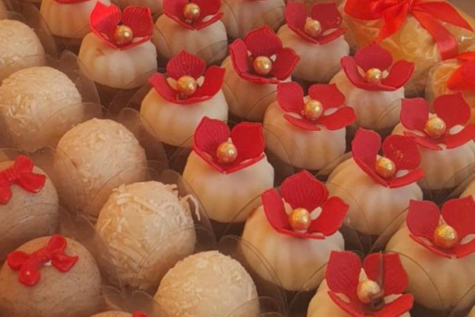 Doces gurmet com flores