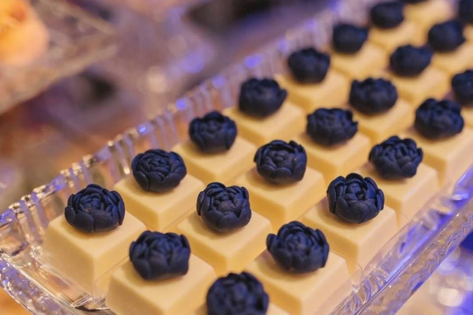 Doces finos com flores autorai
