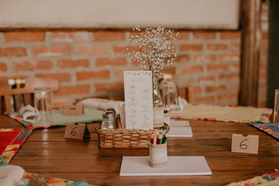 Mesa decorada pelos noivos