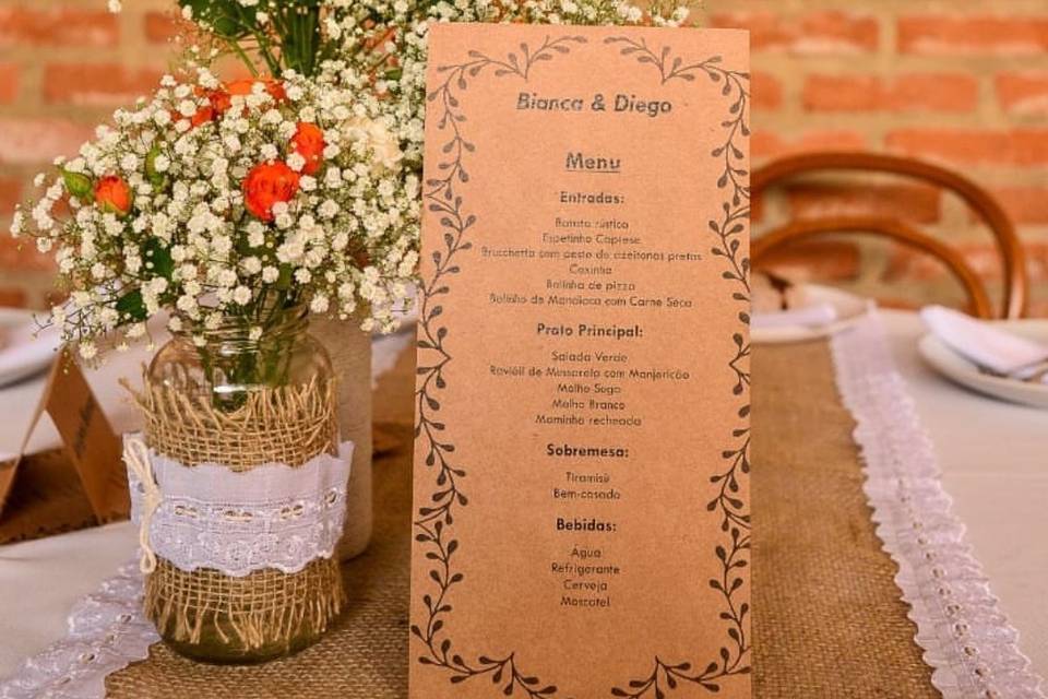 Decoração de mesa com menu