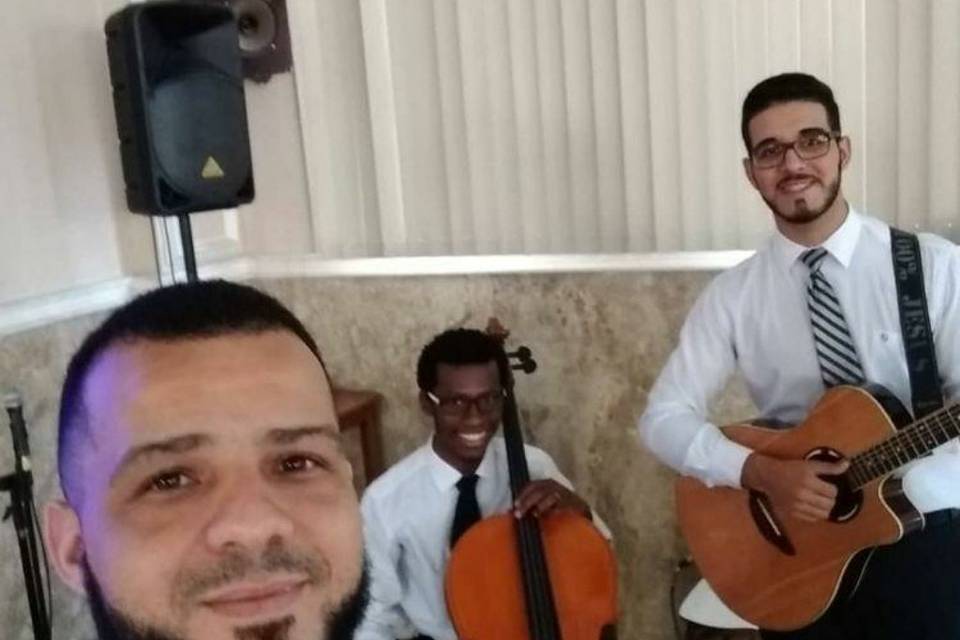 Trio cello violão e violino