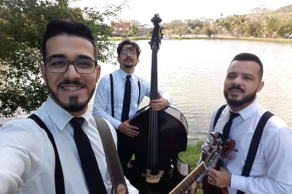 Trio Violão Baixo e violino