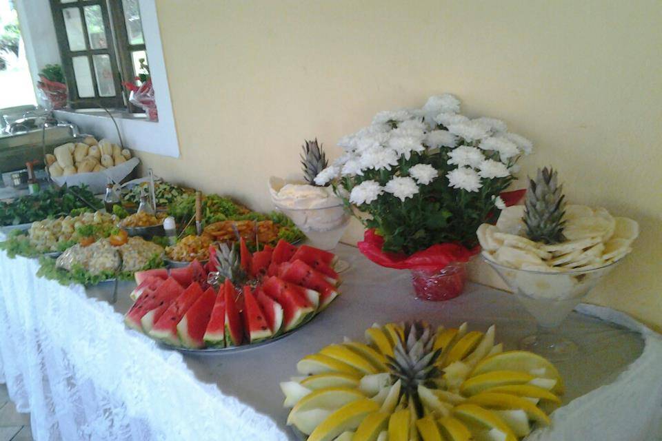 Mesa de Salada e Frutas