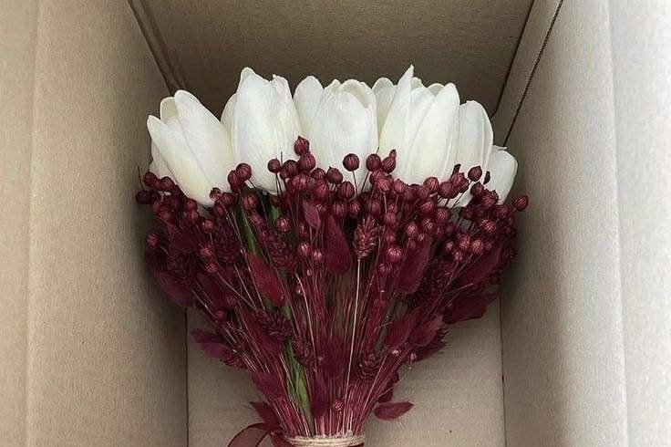 Buquê tulipa e flores secas