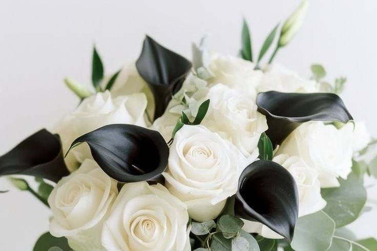 Buquê rosas e callas negras