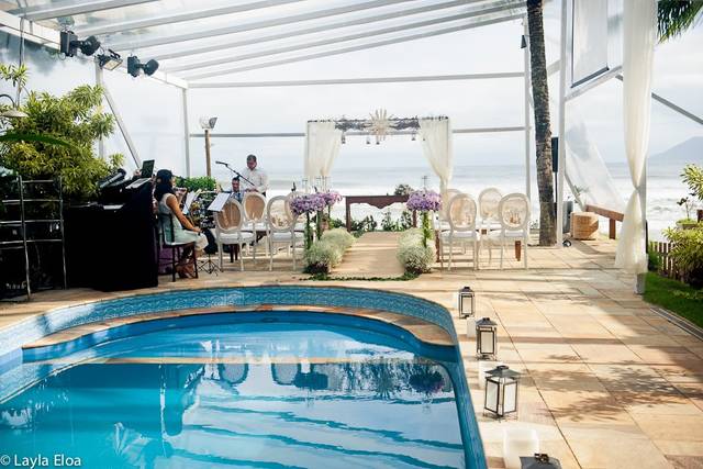 Em frente a piscina