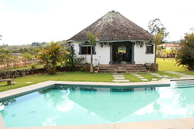 Piscina e quiosque churrasqueira